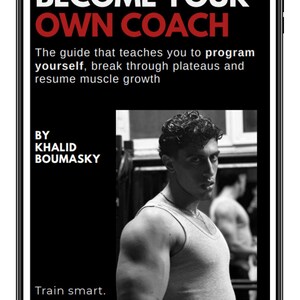 Puede incluir: Un teléfono inteligente muestra la portada de un libro titulado "BECOME YOUR OWN COACH". La portada presenta una foto en blanco y negro de una persona musculosa con una camiseta sin mangas. El autor es "KHALID BOUMASKY".