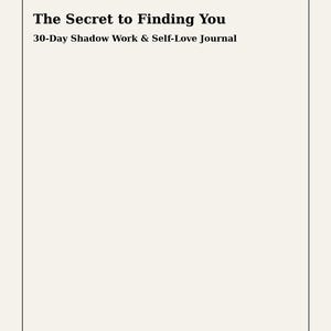 以下が含まれることがあります： 「The Secret to Finding You」というタイトルと「30-Day Shadow Work & Self-Love Journal」というサブタイトルが付いたジャーナルが、クリーム色の背景に表示されています。 テキストは太字の黒色のセリフ体です。