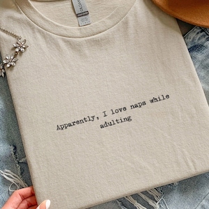 Camiseta "Al parecer me encantan las siestas mientras hago cosas de adulto", camiseta divertida para amantes del sueño, camiseta sarcástica para caseros, camiseta para millennials con la que te identificarás, regalo de broma para perezosos