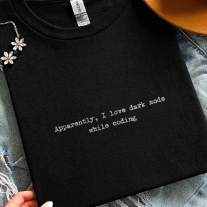 どうやら私はコーディング中にダークモードが好きなようですTシャツ、面白いプログラマーTシャツ、皮肉な開発者Tシャツ、共感できるテクノロジーギフト、ソフトウェアコーダー