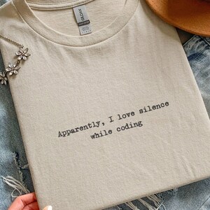 Anscheinend liebe ich die Stille während der Kodierung, lustiges Programmierer T-Shirt, sarkastisches Programmierer T-Shirt, IT Gag Top, lustiges Programmierer T-Shirt