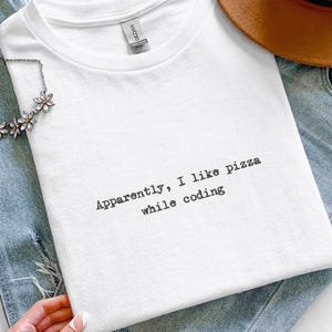どうやら私はコーディング中にピザが好きらしいTシャツ、面白いプログラマーTシャツ、皮肉な開発者Tシャツ、共感できるテクノロジーギフト、コーダーのジョークTシャツ