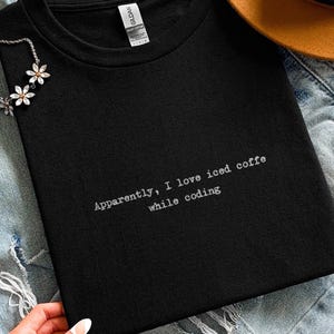 どうやら私はコーディング中にアイスコーヒーを飲むのが好きなようですTシャツ、面白いプログラマーTシャツ、皮肉な開発者Tシャツ、コーダー向けの共感できるテクノロジー系ジョークギフト
