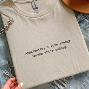 どうやら私はコーディング中にエナジードリンクを飲むのが好きなようですTシャツ、面白いプログラマーTシャツ、皮肉な開発者Tシャツ、共感できるテクノロジー系ジョークギフト（男性向け）