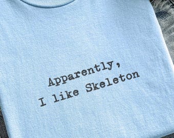 Grappig skeletshirt, blijkbaar hou ik van skelet-T-shirt, cadeau voor wintersporter, ijssleeëntop, uniseks grafisch casual T-shirt