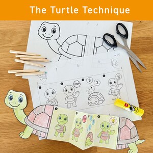 Könnte beinhalten: Ein Bastelprojekt mit einer Papierschildkröte mit rosa-braunem Panzer und grünem Kopf. Das Bild enthält gedruckte Anweisungen, Buntstifte, eine Schere und Klebstoff. Der Text "The Turtle Technique" steht oben.