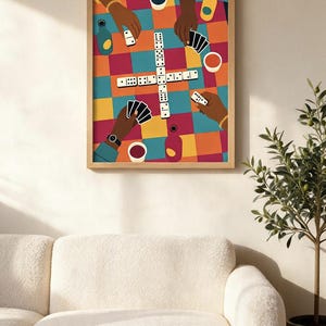 Puede incluir: Una lámina de arte enmarcada que muestra una vista cenital de cuatro manos jugando al dominó sobre un mantel de cuadros de colores. La escena incluye cartas de juego dispersas, tazas pequeñas y botellas alrededor de los dominós.