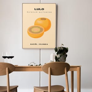 Puede incluir: Una impresión enmarcada con una ilustración botánica de una fruta lulo, con una entera y otra cortada por la mitad. La impresión incluye el texto "LULO Solanum quitoense" y "Nariño, Colombia."