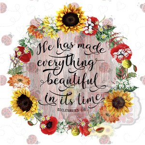 Puede incluir: Una corona floral con girasoles, amapolas rojas y flores blancas rodea un letrero de madera con el texto "Él ha hecho todo hermoso en su tiempo, Eclesiastés 3:11".