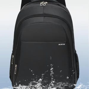 Könnte beinhalten: Schwarzer Rucksack mit mehreren Fächern und Reißverschlüssen. Der Rucksack hat einen gepolsterten Rücken und Schultergurte. Das Wort "BROMOGII" ist auf der Vorderseite aufgedruckt. Der Rucksack scheint wasserabweisend zu sein.