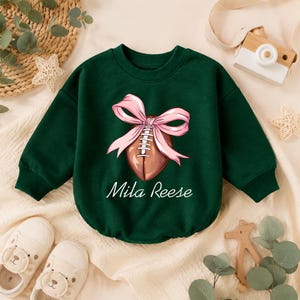 Anpassad fotbolls-babysparkdräkt, personlig kokett-rosettbody, bubbeldräkt för matchdag, flickig fotbollsoutfit för spädbarn, babyflickgåva