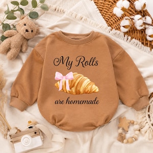 Mina rullar är hemgjorda babysparkdräkt, rolig croissantbody, kokett rosa rosettbubbla, söt nyföddpresent, matälskande babykläder