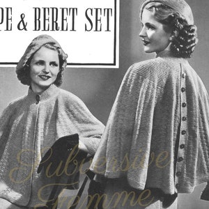 Könnte beinhalten: Eine Schwarzweiß-Vintage-Anleitung zum Stricken eines Kapuzen- und Baskenmützen-Sets. Die Anzeige zeigt zwei Frauen, die das gestrickte Set tragen. Der Text lautet "Knit this lovely cape & beret set" und "Sirdar Kasha Wool".