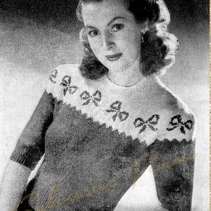 Puede incluir: Un patrón de tejido vintage en blanco y negro para un suéter True-Lovers' Knots de mangas largas o cortas en talla mediana. El suéter presenta un canesú claro con un patrón de lazos oscuros y un cuerpo oscuro sólido con cuello redondo acanalado.