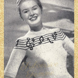 Puede incluir: Fotografía en blanco y negro de una mujer con un suéter claro. El suéter presenta un diseño de pentagrama musical con clave de sol y notas musicales en el pecho. Las mangas son cortas y el suéter tiene un dobladillo acanalado.