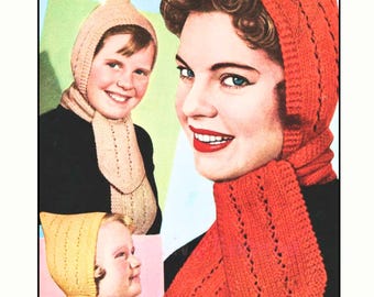 Peut inclure: Une illustration de modèle de tricot vintage présentant une écharpe à capuche rouge, beige et jaune. Le texte indique : CHILDREN'S AND ADULTS, 3 or 4 ozs. Double Knitting, DOUBLE KNITTING. Le design montre une capuche pointue avec écharpe.