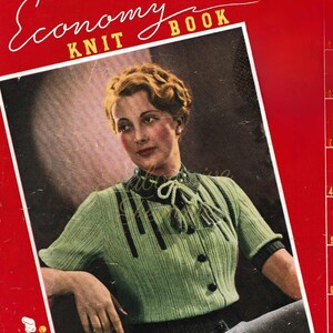 Puede incluir: Una portada de libro de tejido de punto vintage que presenta a una mujer con un suéter de punto verde con rayas negras y un lazo blanco. La portada es roja con texto blanco que dice "Economy Knit Book" y "Design No. 584".