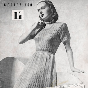 Op de afbeelding: Een zwart-wit vintage breipatroonboekje getiteld Sun-glo Knitting Book, Series 108, Design No. 3591. Het bevat een illustratie van een persoon die een jurk met korte mouwen, een vierkante halslijn en een verticaal geribbelde breistructuur draagt.