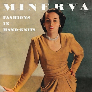 Peut inclure: Une couverture de magazine vintage représentant une femme portant une robe jaune moutarde à col en V. Le magazine est intitulé "MINERVA FASHIONS IN HAND-KNITS" et indique le volume et le prix : "VOLUME 74 PRICE 50¢".