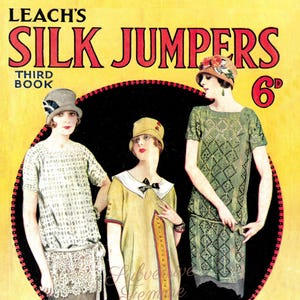 Puede incluir: Anuncio vintage de Leach's Silk Jumpers, con tres mujeres con vestidos y sombreros de estilo flapper. El texto incluye "Third Book" y "Dainty Designs in Knitting & Crochet". El fondo es amarillo con un marco circular negro.