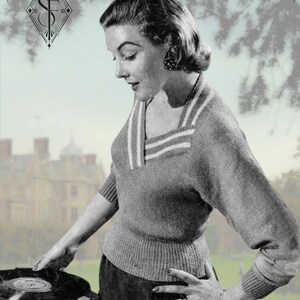 Könnte beinhalten: Ein grauer Strickpullover mit V-Ausschnitt, weißen Streifen, Dreiviertelärmeln und geripptem Bund. Das Kleidungsstück ist in einer schwarz-weißen Vintage-Fotografie mit dekorativem Rahmen und den Buchstaben SF abgebildet.