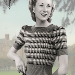 Könnte beinhalten: Ein kurzärmeliger Strickpullover mit einem sich wiederholenden geometrischen Muster in Schwarz-, Weiß- und Grautönen. Das Kleidungsstück hat einen gerippten Rundhalsausschnitt, gerippte Ärmelbündchen und einen breiten gerippten Bund für eine figurbetonte Passform.