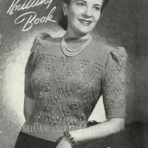 Puede incluir: Patrón de tejido de punto vintage en blanco y negro de Sun-glo Knitting Book, Serie 65, Diseño No. 2827, Página 3. El patrón presenta a una mujer con un suéter de punto de encaje con mangas abullonadas.