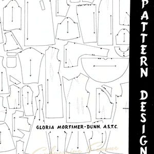Puede incluir: Un patrón de costura en blanco y negro con varias piezas para una prenda. El patrón incluye instrucciones para cortar y coser las piezas juntas. El texto en el patrón dice "Gloria Mortimer-Dunn, A.S.T.C."