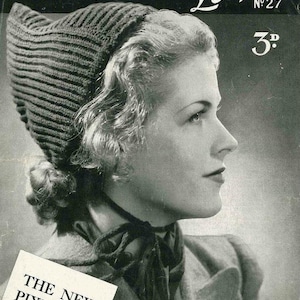 Może przedstawiać: Czarno-białe zdjęcie kobiety w dzianym berecie typu pixie. Zdjęcie pochodzi z czasopisma vintage i zawiera tekst "WOMAN'S WEEKLY Leaflet No. 27 3d" i "THE NEW PIXIE CAP".