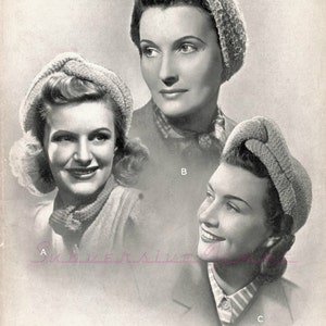 Può includere: Un libretto di modelli di maglia vintage con tre donne che indossano diversi stili di turbanti a maglia. Il libretto è intitolato "Ladies' Turbans" ed è una pubblicazione "P&B". Il prezzo è indicato come 3d.