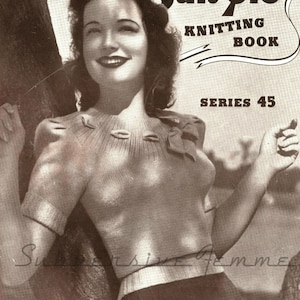 Puede incluir: Un libro de tejido vintage Sun-glo, serie 45, con una ilustración de portada de una persona que viste una prenda de punto de manga corta con un escote plisado decorativo y un detalle de lazo. El texto dice Sun-glo knitting book, Series 45, Design No. 2403.