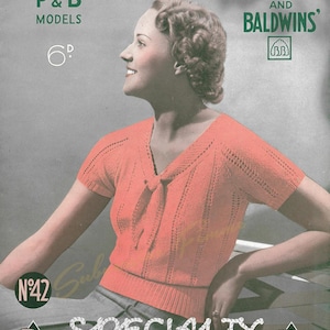 Könnte beinhalten: Ein Vintage-Strickmusterheft mit dem Titel Nine Bewitching P & B Models Specialty Knitting Book No 42 von Patons and Baldwins. Das Cover zeigt ein korallenfarbenes kurzärmeliges Strickoberteil mit V-Ausschnitt, Bindedetail und geripptem Saum.