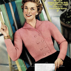 Puede incluir: Un cárdigan de punto rosa con cierre de botones y mangas largas. El cárdigan lo lleva puesto una mujer sentada en una silla. El texto de la imagen dice "Sirdar No. 1628 Double Knitting Wool Long and Short Sleeves Four Sizes Bust 32/34/36/38 inches 6°"