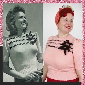 Könnte beinhalten: Ein kurzärmeliger Strickpullover in hellem Rosa mit geripptem Bund und einer dekorativen Passe mit horizontalen Lochstrickstreifen. Der obere Brustbereich ist mit dunkelbraunen Garnakzenten verziert, die für eine strukturierte Optik sorgen.