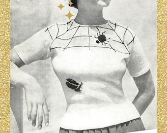 Puede incluir: Una prenda de punto blanca de manga corta con un patrón de telaraña negra en el pecho y los hombros, junto con dos motivos de arañas negras. La imagen incluye el texto Subversive Femme y Jean Simmons, además de detalles de estrellas doradas.