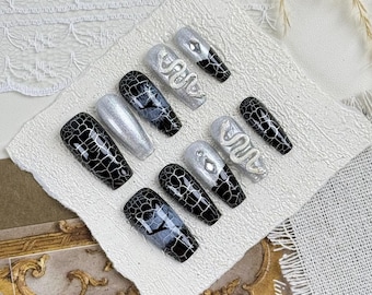 Zwartzilveren doodskistpers op de nagel met gebarsten textuur en 3D-slangontwerp, nepnagel voor edgy mode-avonden en opvallende statement looks