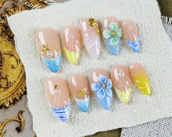 Glamoureuze amandelpers op de nagel, oceaanblauwgele golven met 3D-zeester en bloemen, nepnagel voor strandtrip of zomeravondfeest