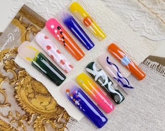 カラフルなプレスオンネイル | 水玉模様のつけ爪 | レインボーカラー