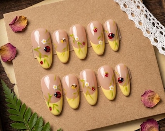 Varmgul tonad mandelfärgad press-on nagel med handmålade nyckelpiga-, bi- och jordgubbsdetaljer, lösnagel för fräscha vårutflykter