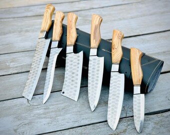 Juego de cuchillos de chef de acero D2 forjado a mano: mangos de madera Kau y funda de cuero.