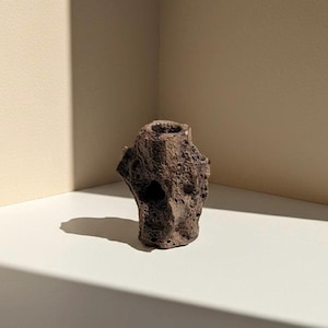 Bougeoir sculptural fait main | Surface texturée organique ressemblant à de la roche | Poterie wabi-sabi faite main