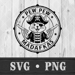 以下が含まれることがあります： 2丁のピストルを持った海賊猫の白黒グラフィック。海賊帽と眼帯を着用しています。「PEW PEW MADAFKAS」の文字が猫の周りを囲んでいます。下には「SVG • PNG」の文字があります。