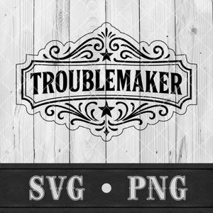 Puede incluir: Diseño gráfico en blanco y negro con la palabra "TROUBLEMAKER" en un marco decorativo. El diseño incluye espirales, estrellas y un borde rectangular, sobre un fondo de vetas de madera. Debajo, se muestra el texto "SVG • PNG".