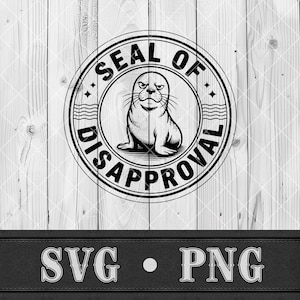以下が含まれることがあります： 不満げな表情のアザラシが描かれた白黒グラフィック。周りには「Seal of Disapproval」の文字。デザインの下部には「SVG • PNG」の文字があり、木目調の背景が使われています。