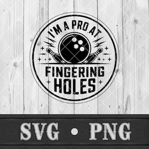 Pode incluir: Design gráfico a preto e branco com uma bola de bowling e pinos dentro de um círculo. O texto diz "I'M A PRO AT FINGERING HOLES". Abaixo do círculo estão as letras "SVG • PNG".