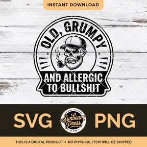 Puede incluir: Diseño digital en blanco y negro con una calavera con gorra y fumando en pipa, con el texto "OLD, GRUMPY AND ALLERGIC TO BULLSHIT." Incluye formatos de archivo SVG y PNG. "DESCARGA INSTANTÁNEA" en la parte superior.