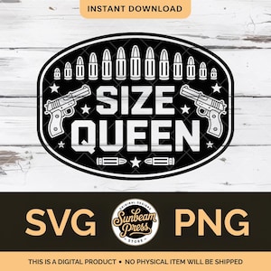 Op de afbeelding: Zwart-wit digitaal ontwerp met de tekst "SIZE QUEEN", twee pistolen, kogels en sterren. Het ontwerp bevat de woorden "SVG" en "PNG" en de tekst "DIRECT DOWNLOADEN".