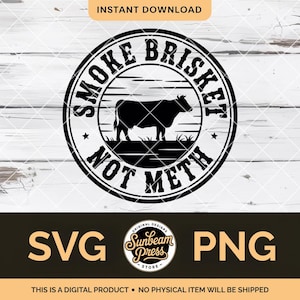 Może przedstawiać: Czarno-biała grafika kołowa z tekstem "SMOKE BRISKET NOT METH" otaczającym sylwetkę krowy. Projekt zawiera słowa "SVG" i "PNG" oraz tekst "INSTANT DOWNLOAD".