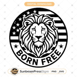Puede incluir: Un diseño gráfico circular en blanco y negro que presenta una cabeza de león en el centro. El fondo incluye un patrón estilizado de la bandera estadounidense. El texto BORN FREE está impreso en una fuente sans-serif negrita en la parte inferior.