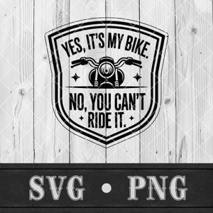 Op de afbeelding: Zwart-wit grafisch ontwerp met een motorfietsillustratie in een schild. De tekst luidt "YES, IT'S MY BIKE. NO, YOU CAN'T RIDE IT." Onder het schild staan de letters "SVG • PNG".